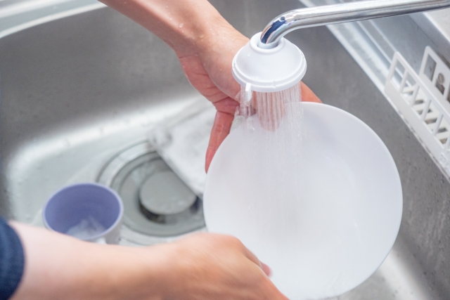 皿洗い作業で食器を洗っている様子