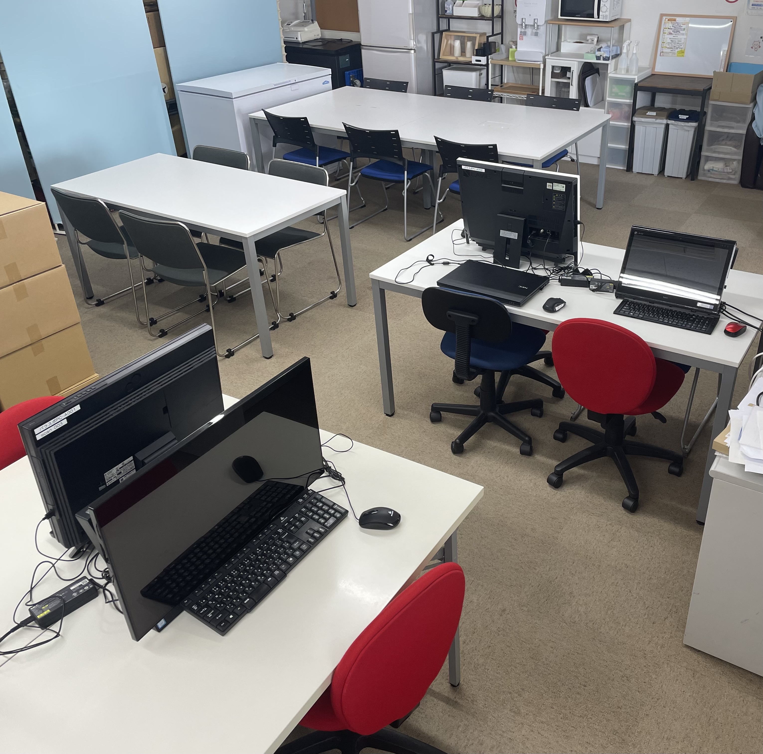 パソコンが並ぶパラスポの作業スペース