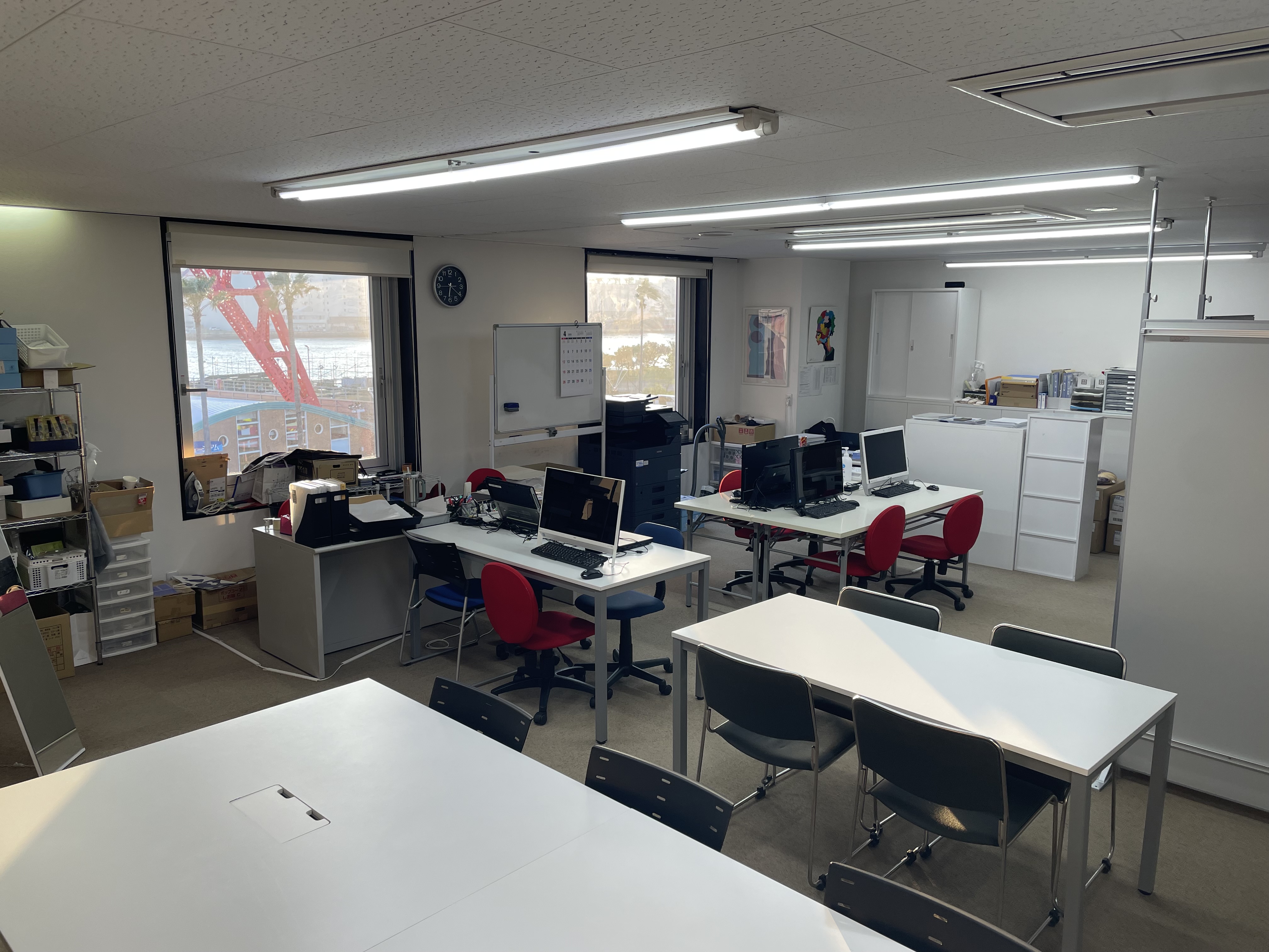 パソコンが並ぶパラスポの明るい作業スペース